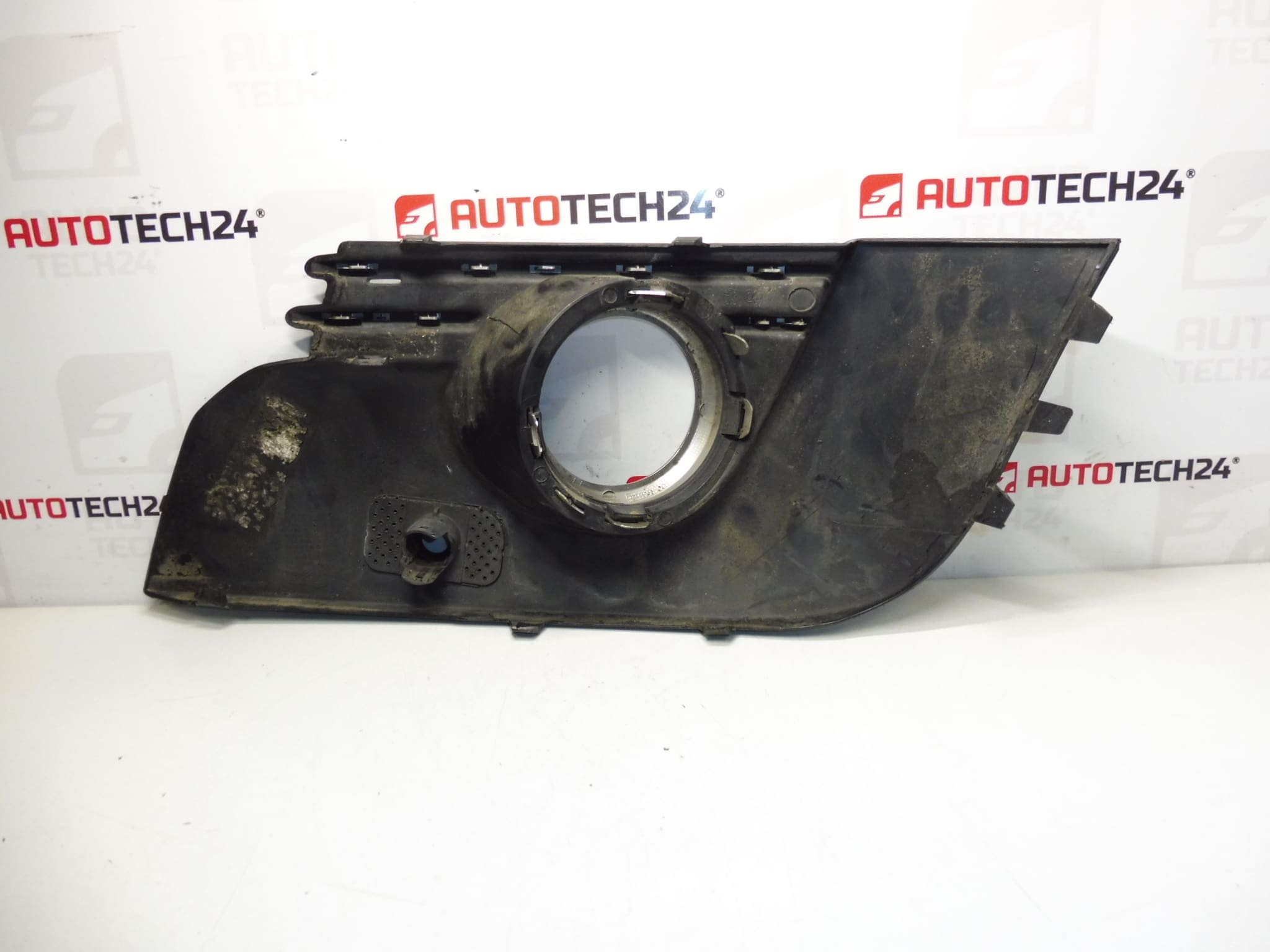 Rám pravého hmlového svetla Peugeot 3008 9685098077 745315 – Obrázok 2