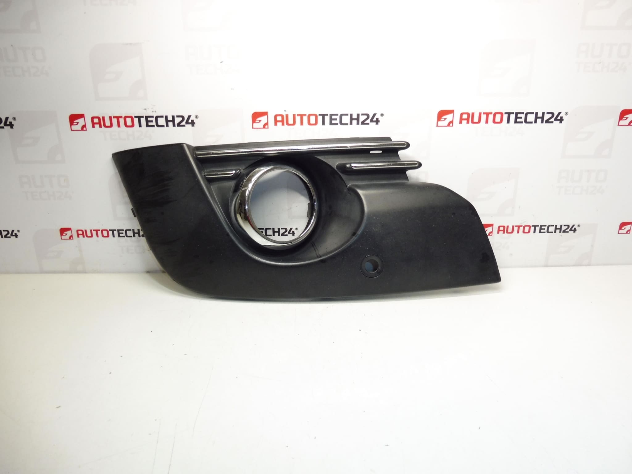 Rám pravého hmlového svetla Peugeot 3008 9685098077 745315